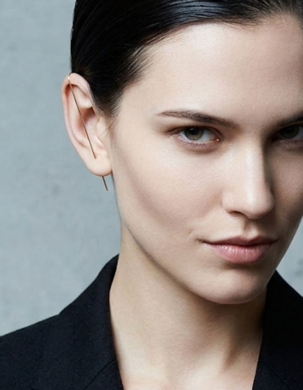 Mona Lisa Needle Earring