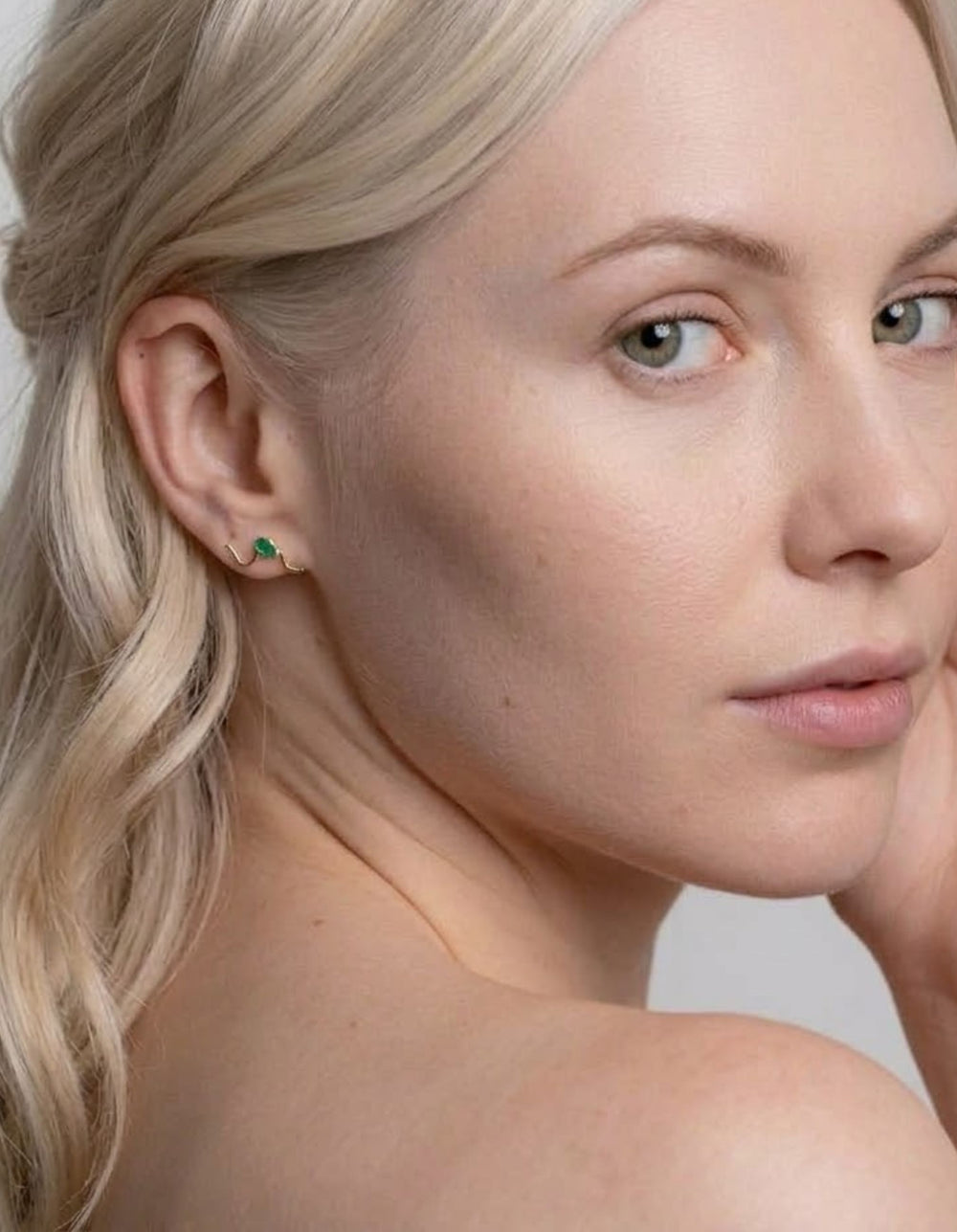 Emerald Mumu Wave Stud Earring