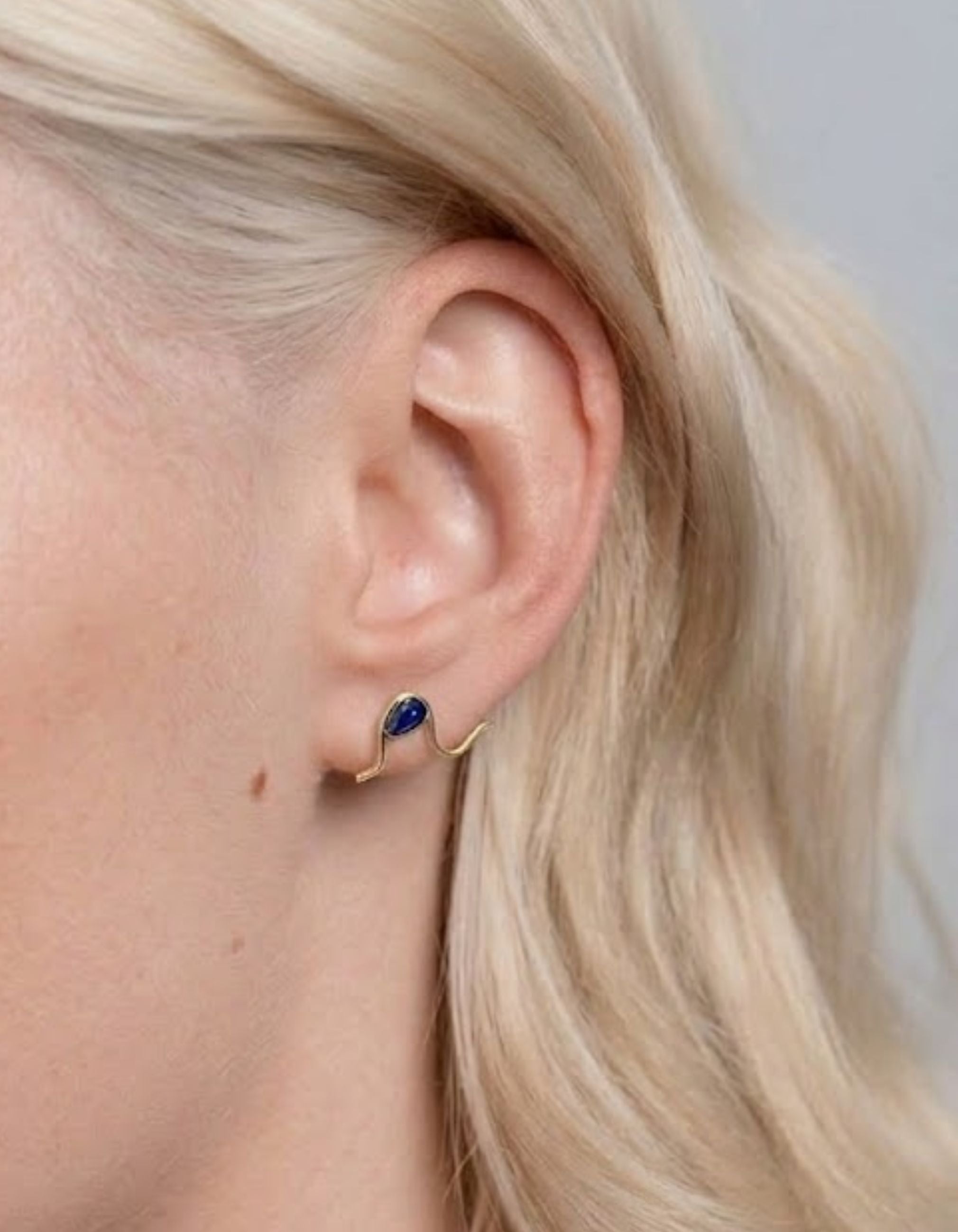 Sapphire Mumu Wave Stud Earring