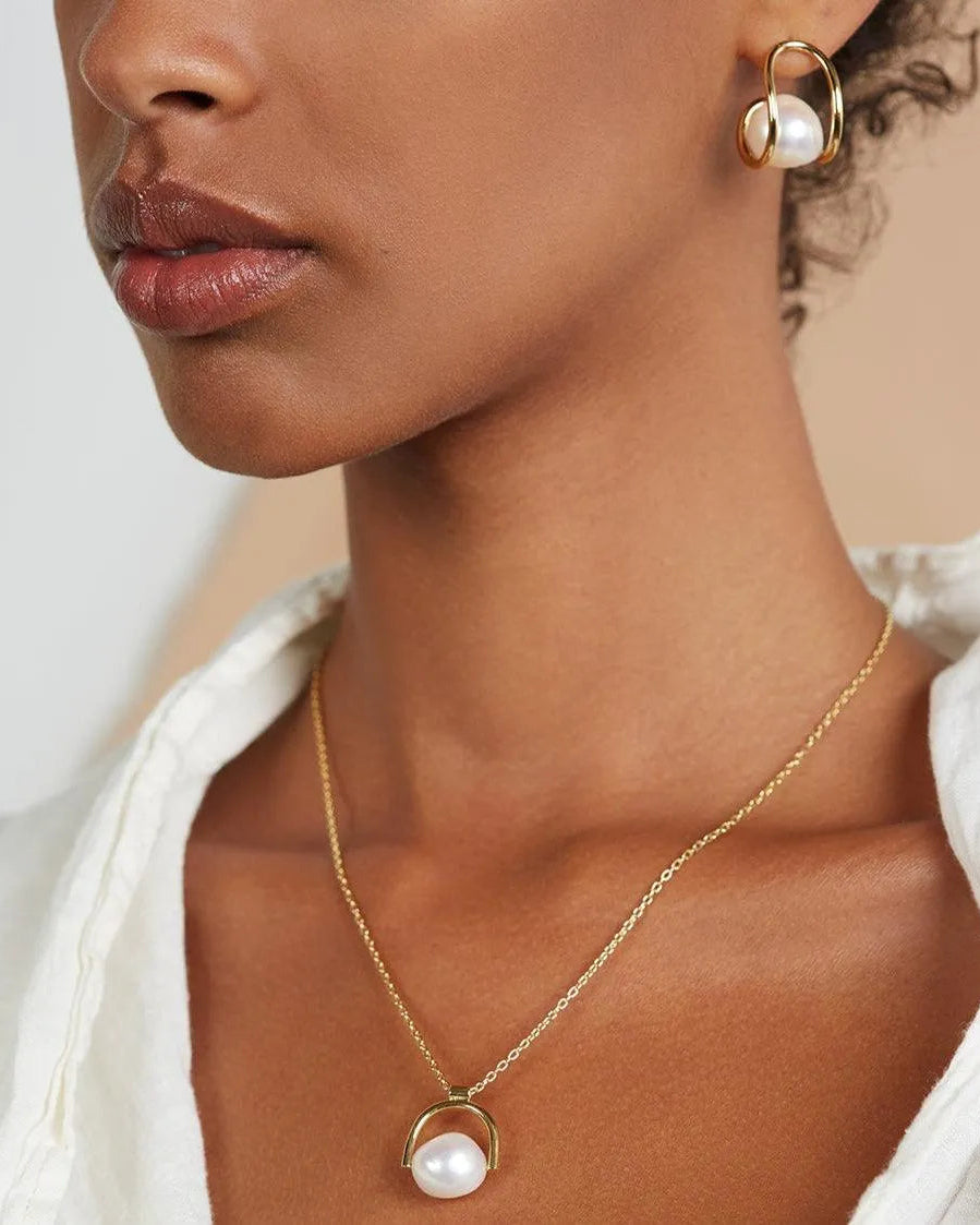 Bail Necklace in Gold - At Present